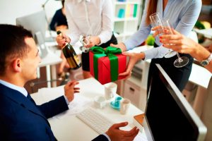 Vì sao nên tặng quà Tết nhân viên văn phòng?